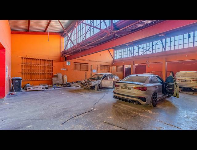 1,963M² FACTORY FOR SALE IN BOOYSENS